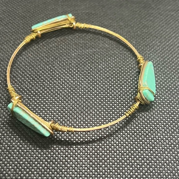 Vintage arrow head bracelet. Brass and turquoise costume bracelet - Picture 3 of 15
